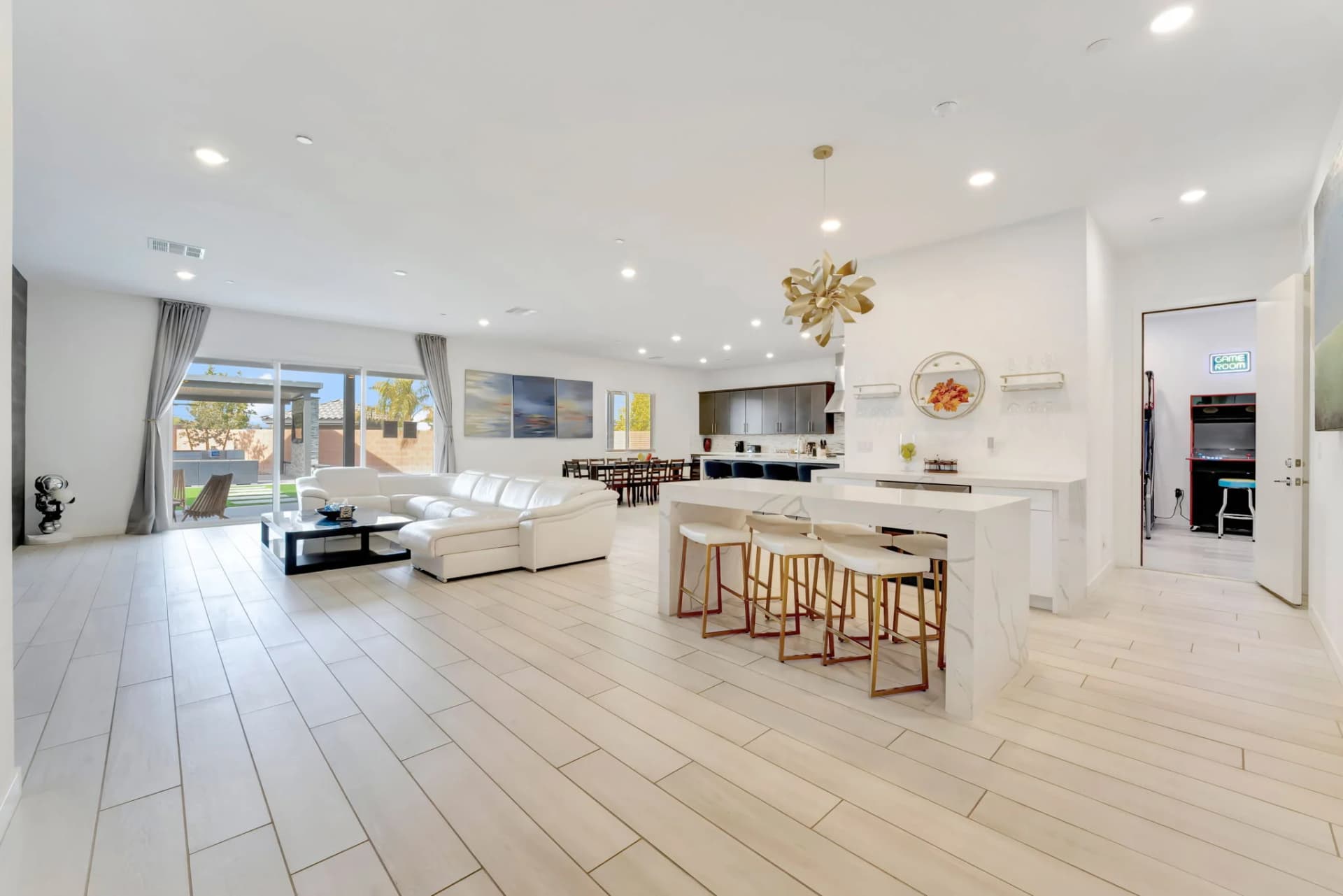 Luxury Oasis Getaway - 6Br, 14Bd 4 miles to Strip
