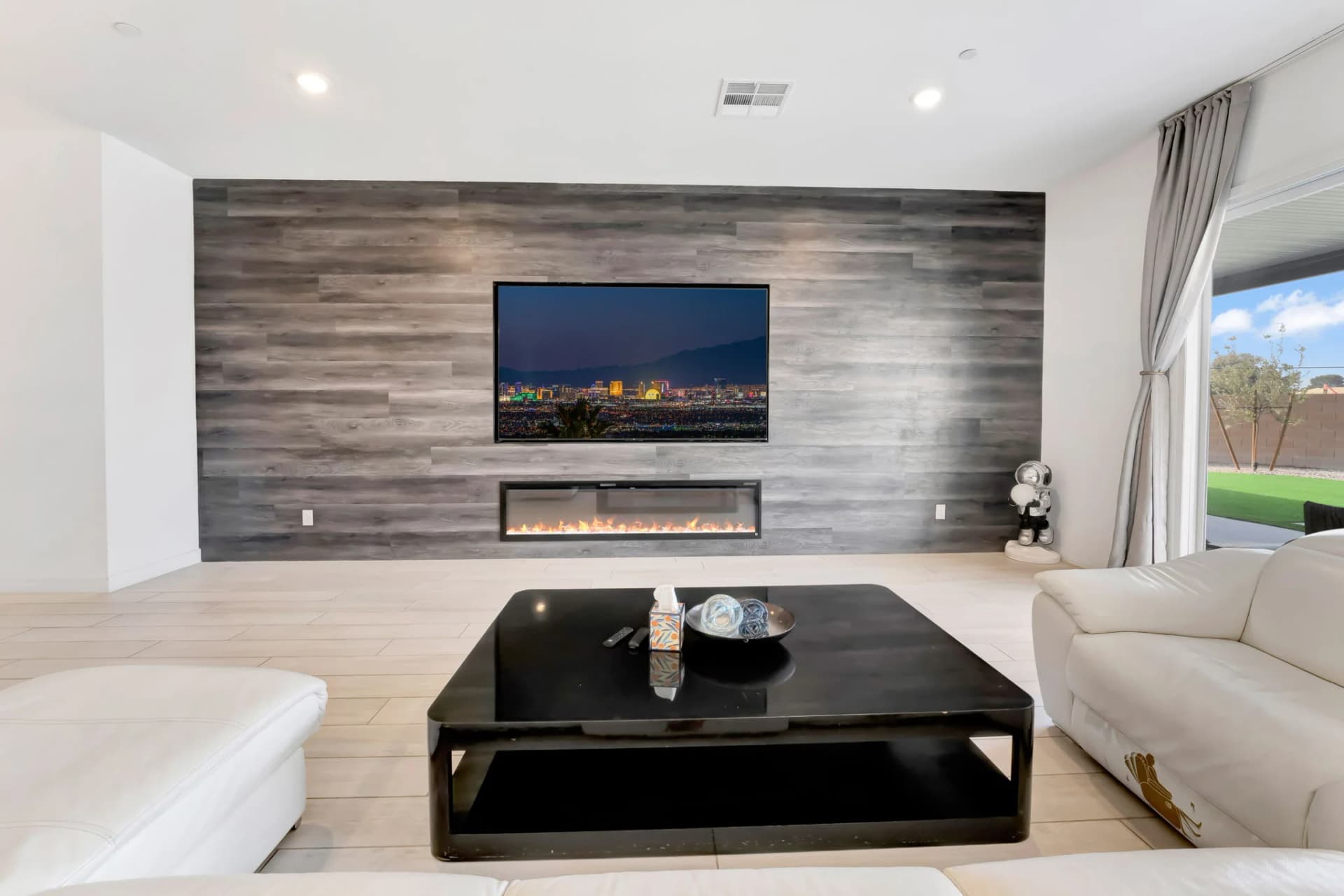 Luxury Oasis Getaway - 6Br, 14Bd 4 miles to Strip